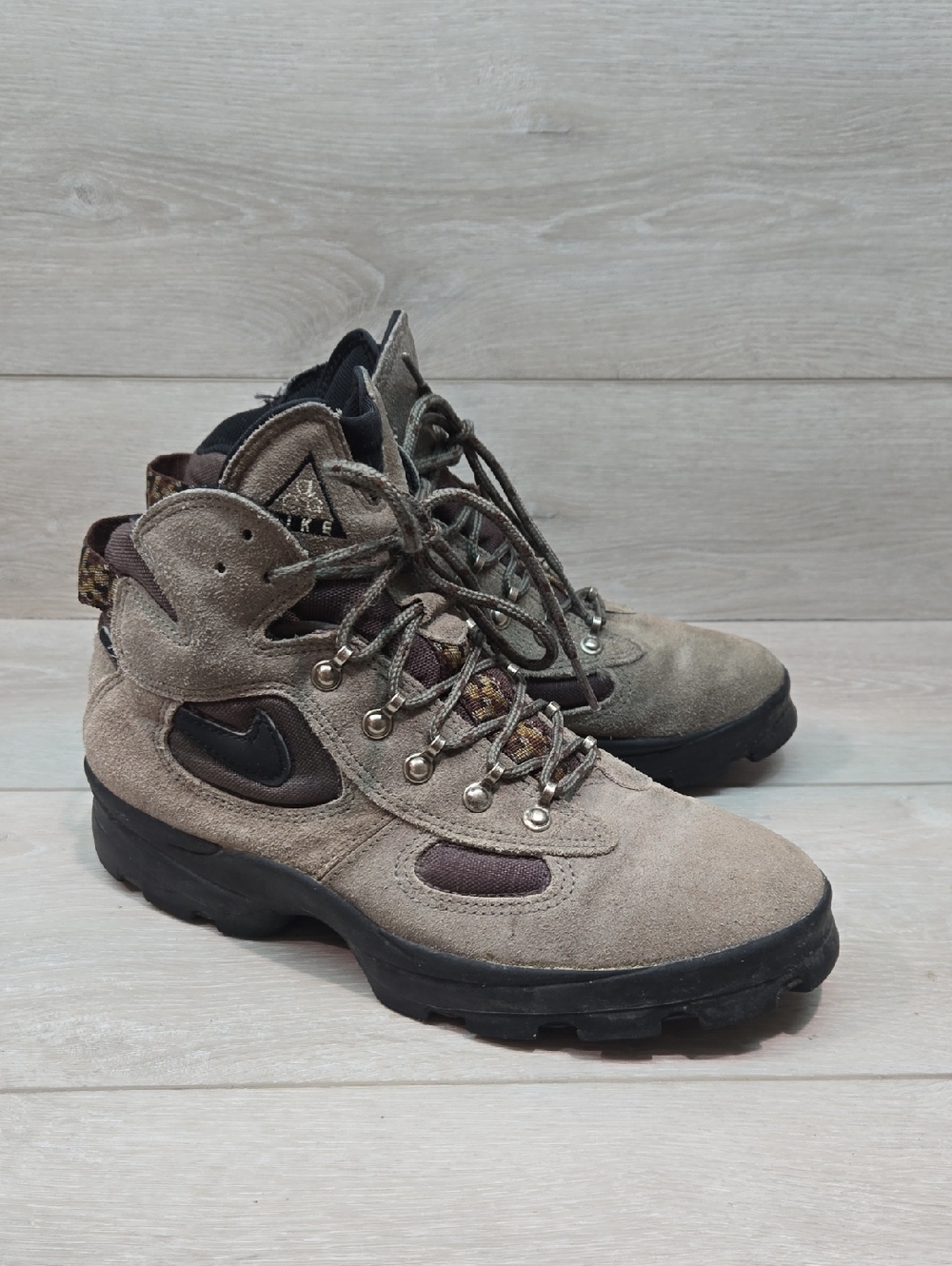 Vintage Nike Air Women Suede High Top Hiking Boots Sneakers Sz 9.5